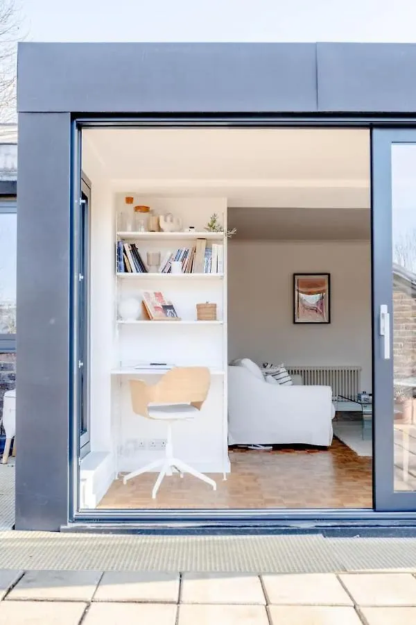Peaceful 2 Bedroom Flat With Roof Terrace - Hackney London